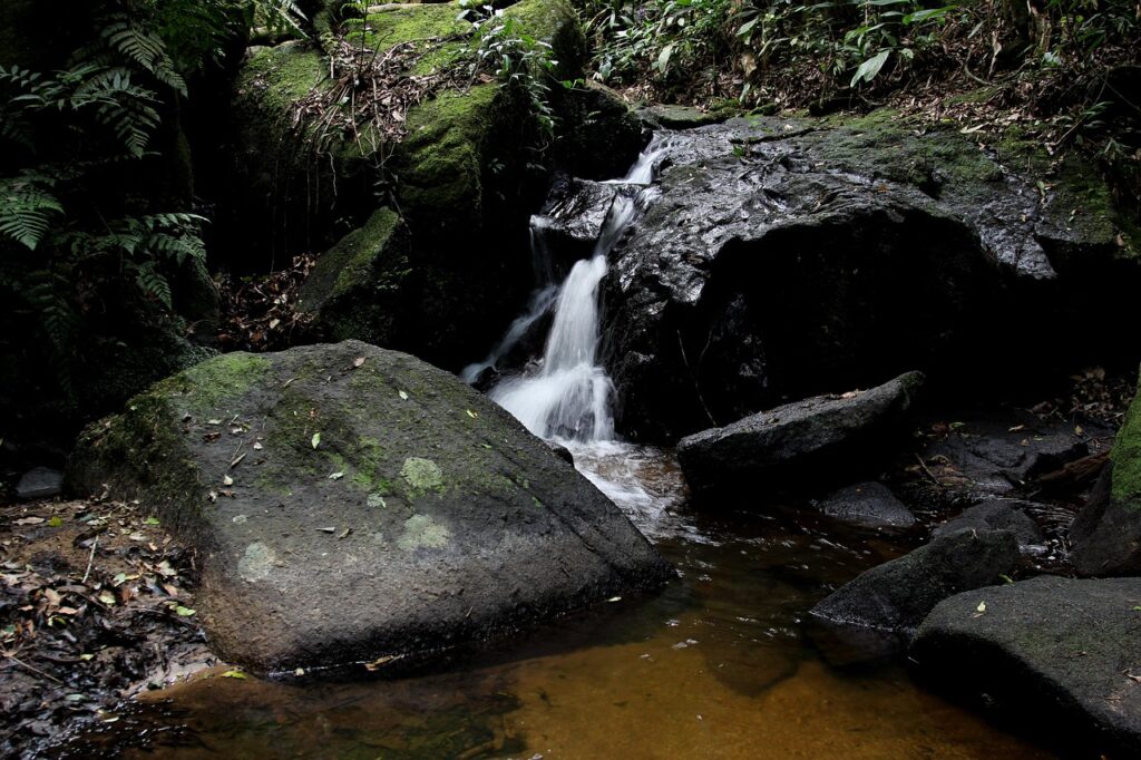water-falling-in-slow-1206185_1280